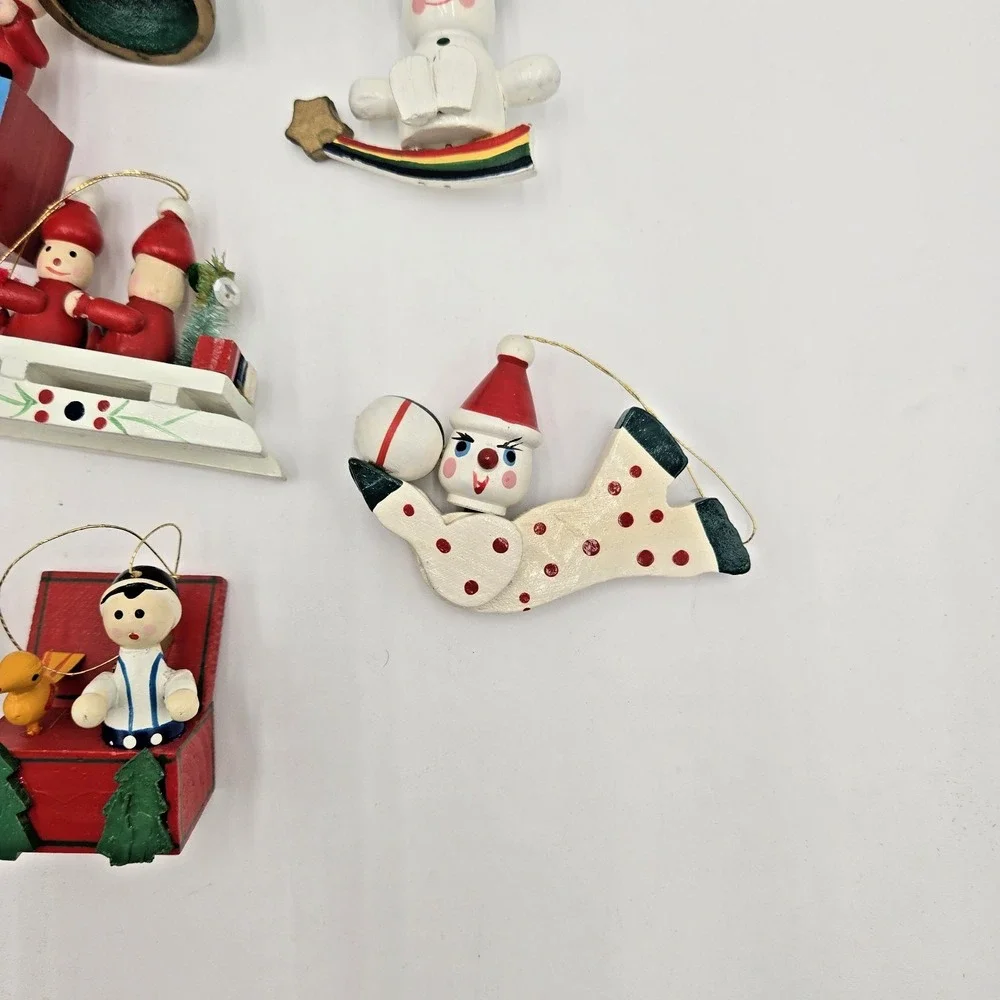 READ 12 Vtg Miniature Wooden Christmas‎ Tree Ornaments Hand-Painted